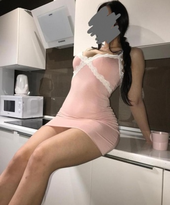 💋 У меня мягкий, креативный и опытный подход к удовлетворению твоих желаний. Я проживаю в Москве, Москва, и готова порадовать тебя своими услугами. 💫 Мое мастерство в особенности оценили мои довольные клиенты, которые обожают мое нежное общение, страстные ласки и безграничную фантазию. Я внимательно слушаю и понимаю твои потребности, чтобы каждая встреча была уникальной и незабываемой. 🌹 Чтобы убедиться в этом, загляни в мою галерею фото, там ты найдешь много соблазнительных снимков. Я с нетерпением жду нашей встречи, чтобы создать вместе незабываемые моменты удовольствия. ✨ Маринка